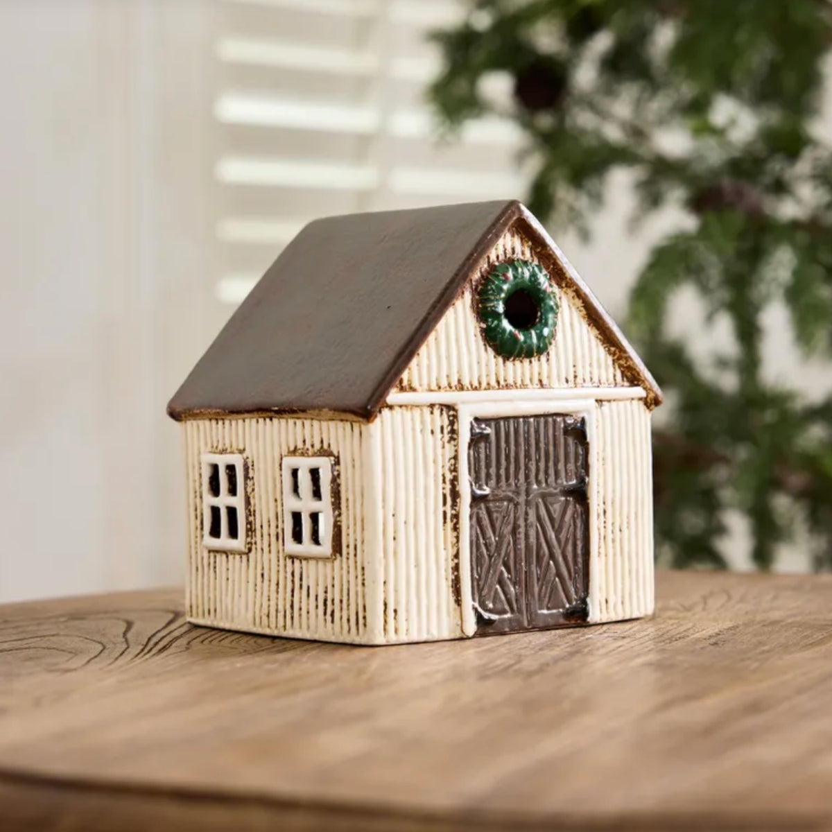 YA0098 Nordgard Stable w/ Wreath