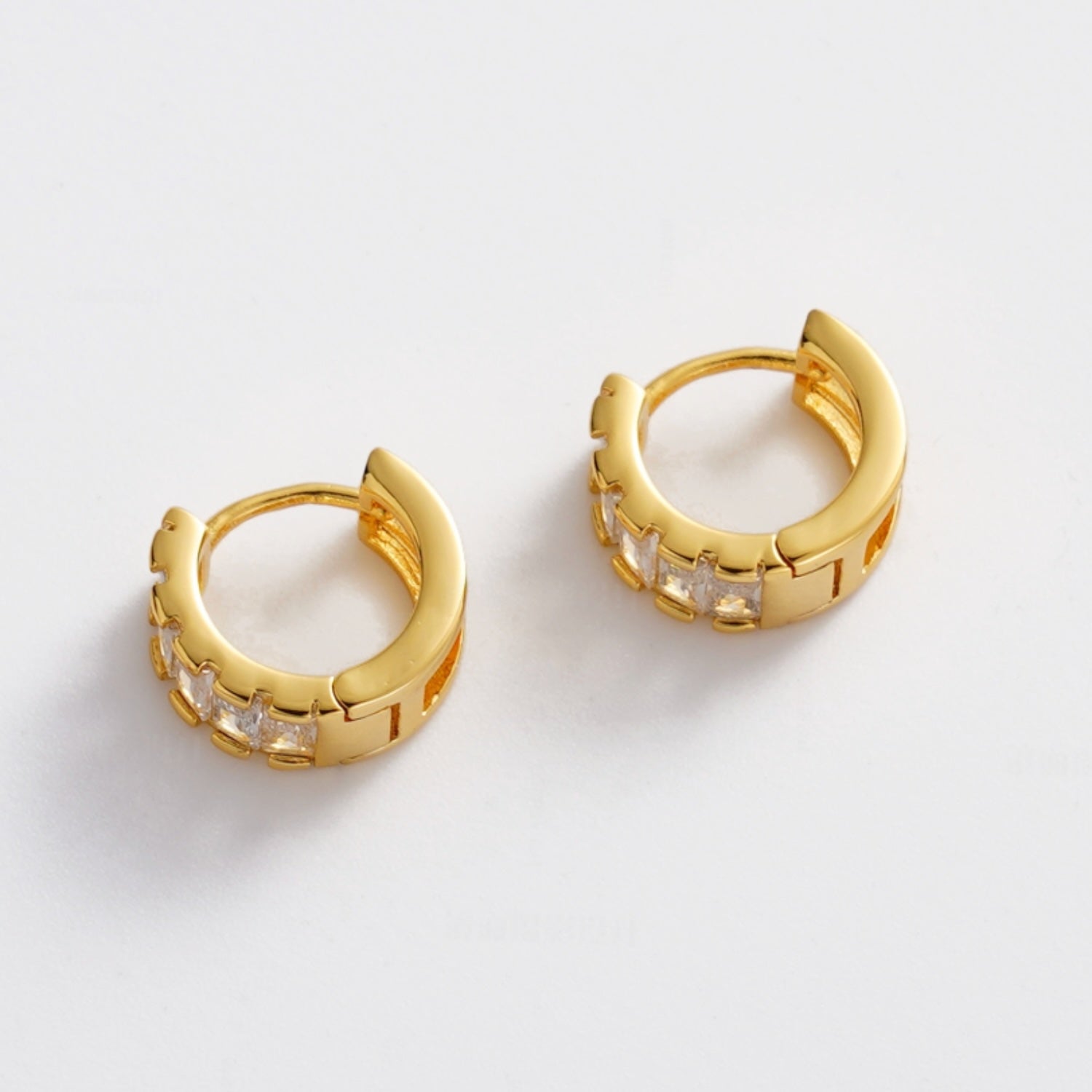 Kira Huggie Earrings - Clear/Gold
